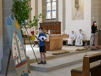 Familiengottesdienst mit den Kommunionkindern (Foto: Karl-Franz Thiede)